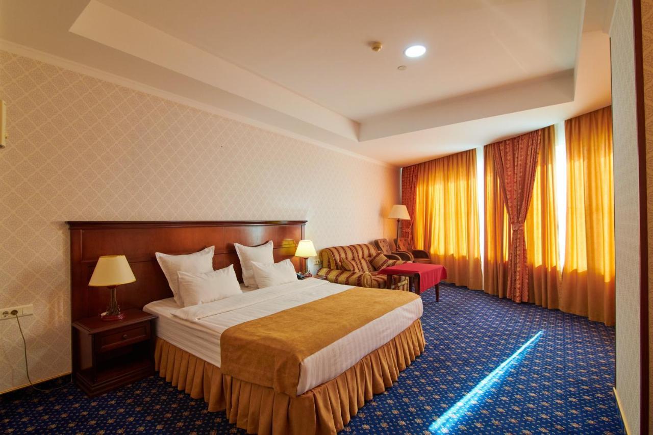 Grand Hotel Victory Aktau  Extérieur photo A bedroom at the hotel