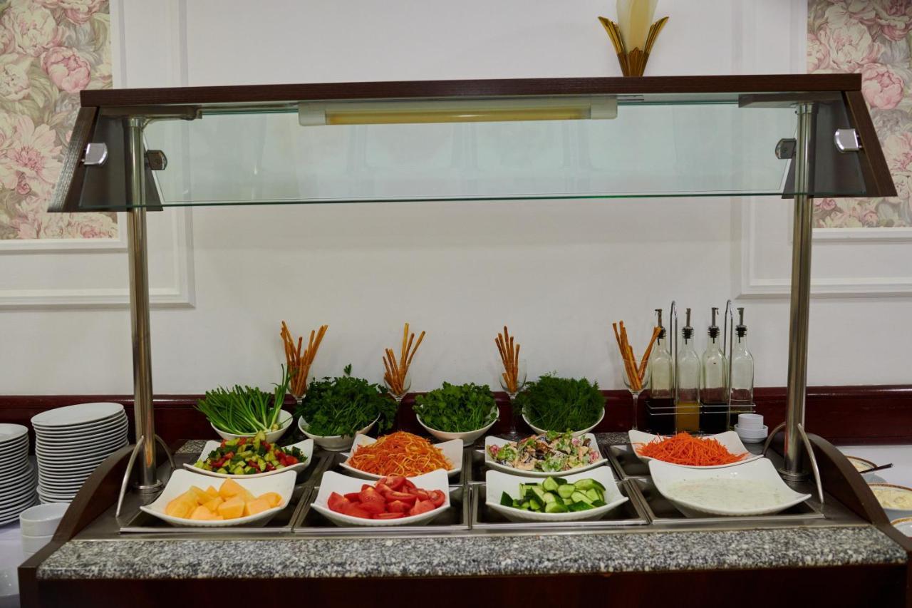 Grand Hotel Victory Aktau  Extérieur photo A salad bar